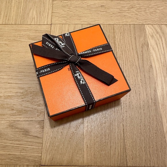 Hermes Echappee Loop Earrings Medium size 1.6” - Picture 6 of 10